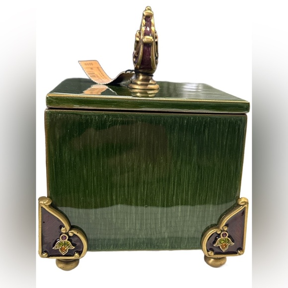 JAY STRONGEATER STATIONERY SQUARE MEDALLION BOX. “CHRISTINA” JEWELRY COLOR
5069 - Picture 5 of 11